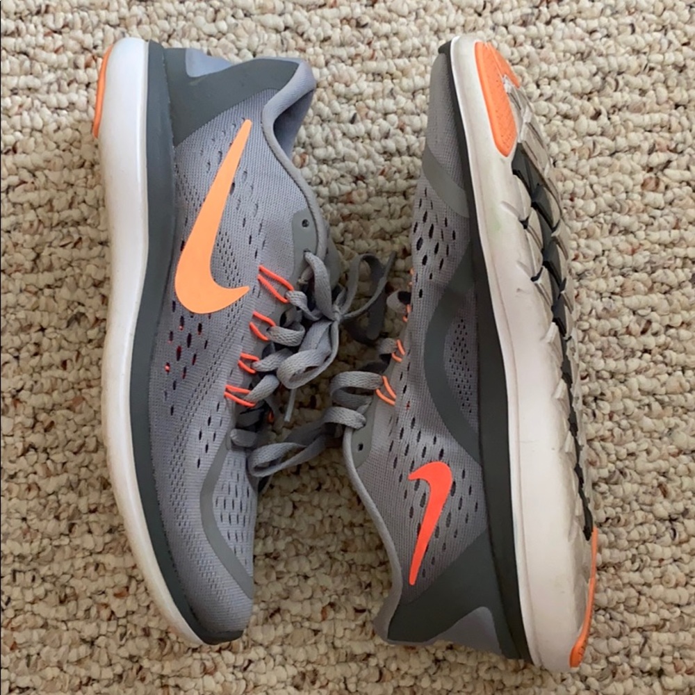 NIKE Flex 2017 Run - Grey/Coral